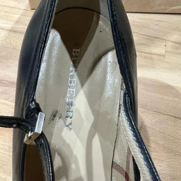 Burberry  Calfskin Leather Business/Court Heels in size 36.5 or 5.5. - Picture 2 of 12